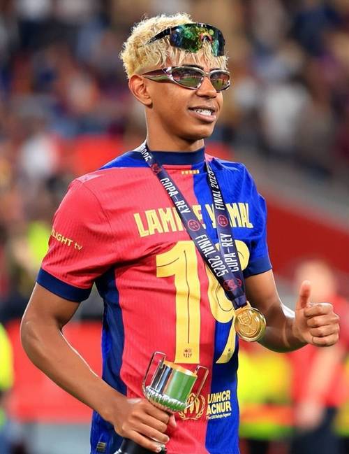 活久见，阿根廷杯决赛独立队主帅用脚绊倒对手拖延时间被罚下