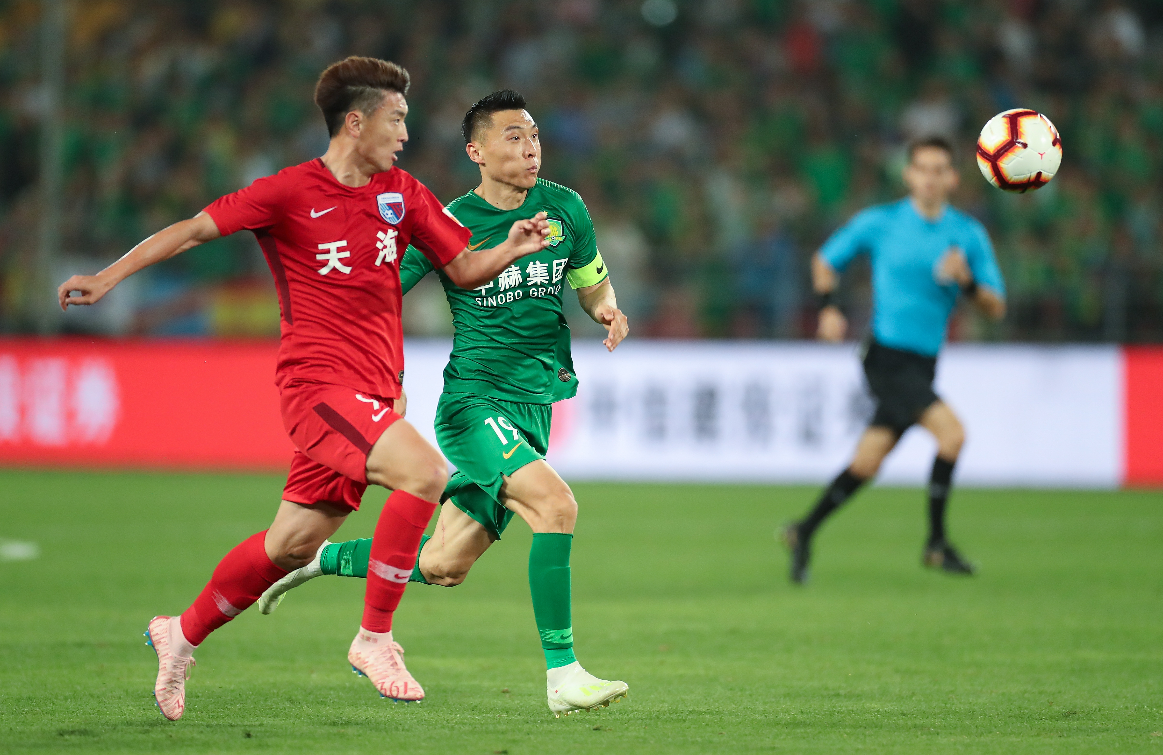 热议国安输球：下半场人员配置有问题；下赛季亚冠前景不乐观（国安失利引发热议：下半场用人存疑，来季亚冠前景堪忧）