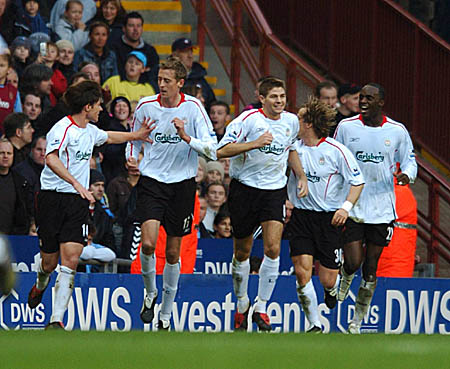 助教：齐达内执教时常让球员要微笑和享受，他特别懂球员想法（助教：齐达内执教时总提醒球员微笑享受，他深懂球员心思）