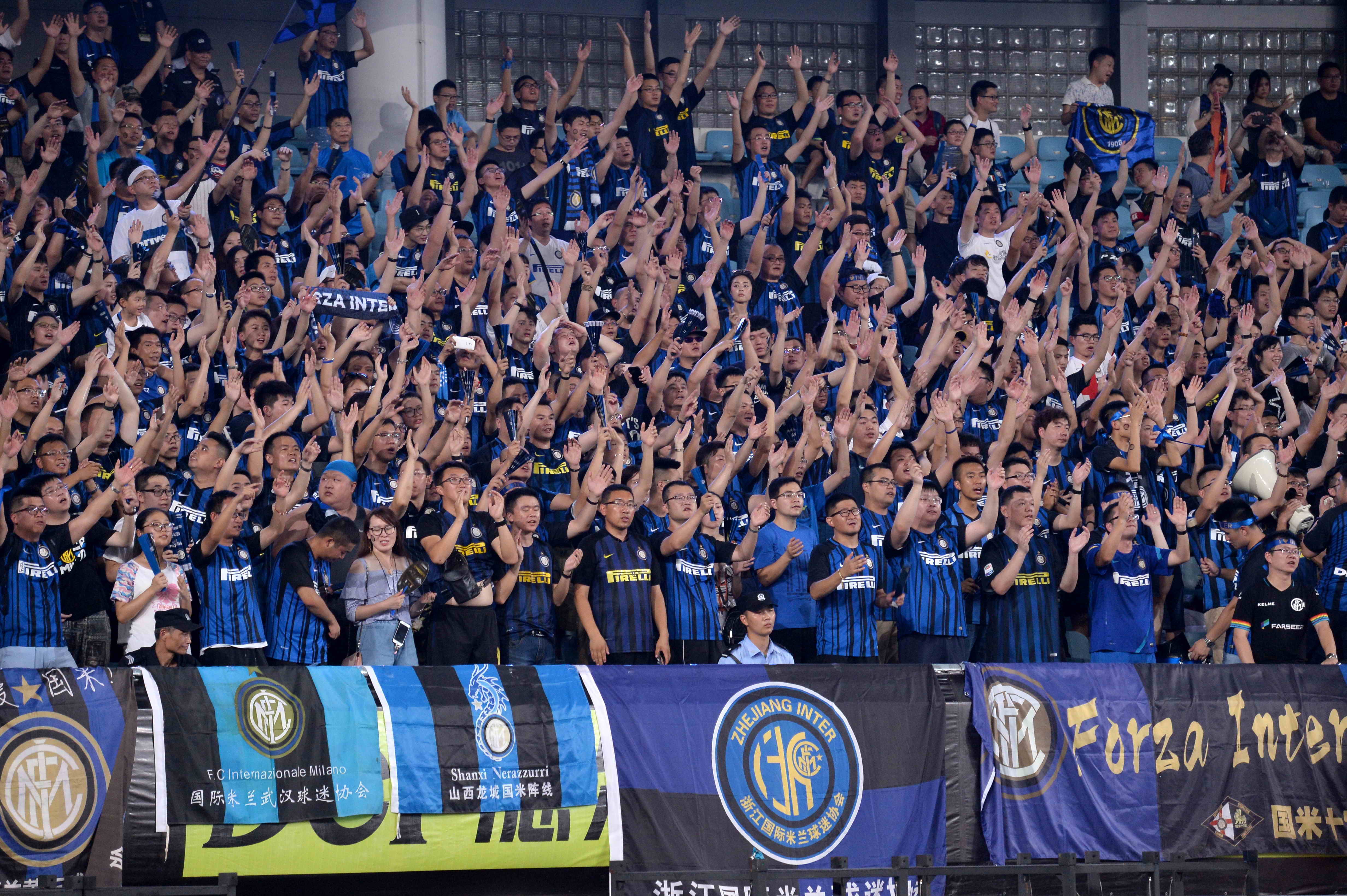 世体：奥尔莫左肩脱臼恢复良好，预计伤缺一个月