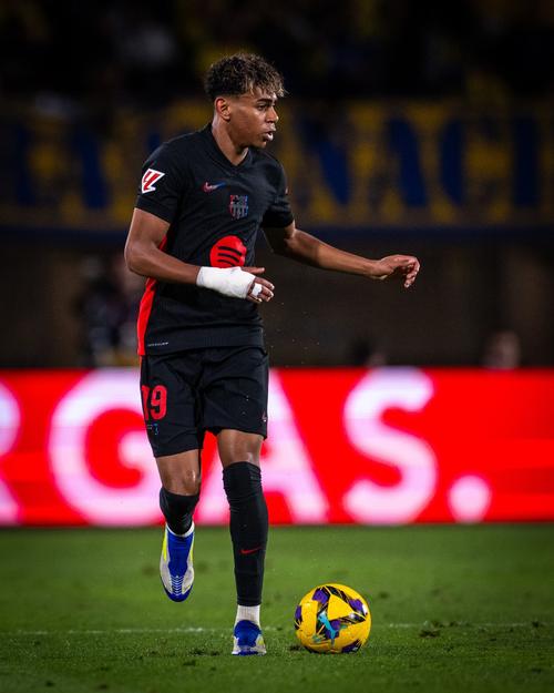 对手整场都被他点名单打（对手整场遭他点名单吃）