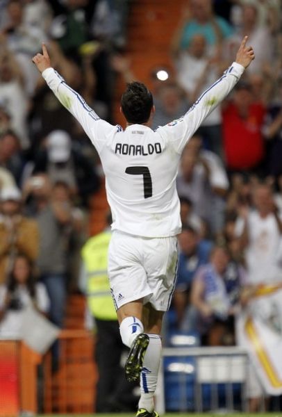 足坛一夜动态：AC米兰大逆转登顶意甲第1，B费创纪录曼联复仇狼队