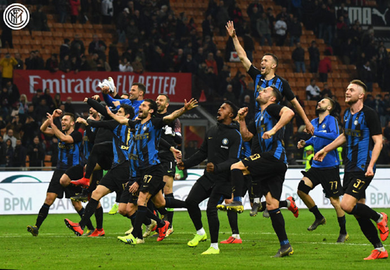 杨晨对话施拉普纳：中国球员不该只为钱踢球，留洋从乙级开始（杨晨与施拉普纳谈中国球员：别只为钱踢球，留洋应从乙级起步）