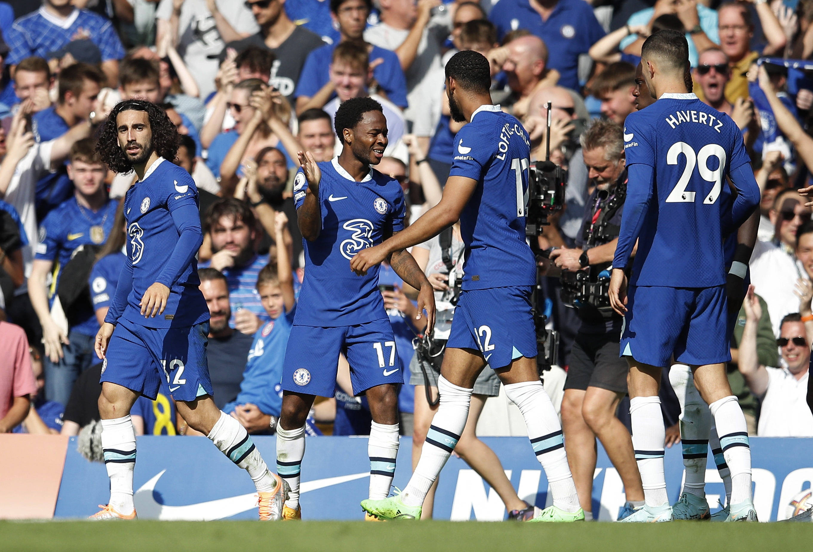 上海申花迎建队32周年纪念日，俱乐部官方发布庆贺海报（上海申花建队32周年之际，俱乐部发布纪念海报）